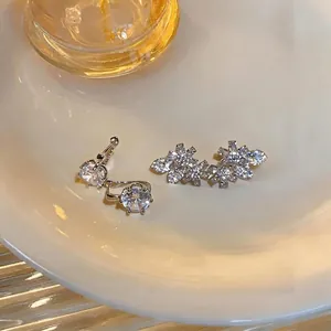Eleganti orecchini a fiore in zircone scintillante stile coreano su piatto bianco