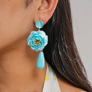 Blaue Harzblumenohrringe mit Tropfenanhänger für einen stilvollen Urlaubs-Look