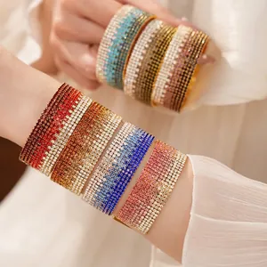 Elegante bracciale rigido multistrato con strass sfumati e accenti di cristallo