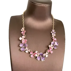 Elegante Blumenkette mit rosa und lila lackierten Blütenblättern an einer goldenen Kette