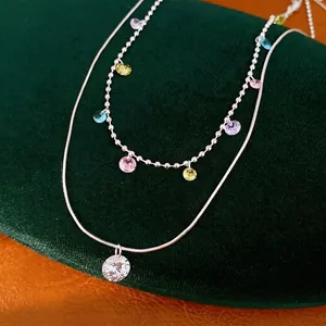 Elegante collana d'argento a doppio strato con ciondoli in zircone colorati e ciondolo