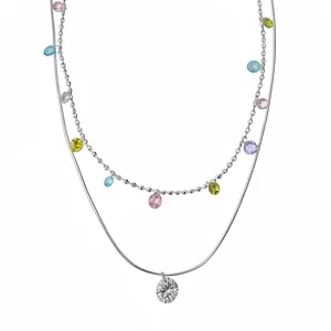 Elegante collana d'argento a doppio strato con zirconi colorati e pendente chiaro
