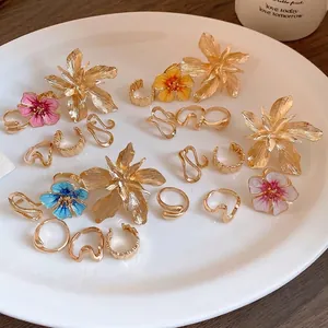 Anelli Aperti in Lega di Lusso con Fiori 3D per Donna Anelli da Dito Regolabili Placcati in Oro Gioielli da Mano Eleganti in Smalto Floreale