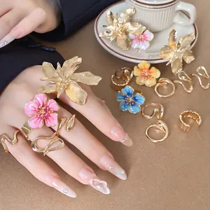 Eleganti anelli aperti a fiore 3D in smalto con finitura dorata e design a onde