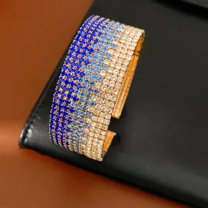 Vista dettagliata del bracciale rigido elastico con strass blu sfumato di lusso chic