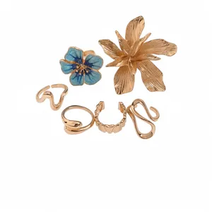 Elegante set di 6 anelli aperti dorati con grandi fiori 3D e disegni astratti in smalto
