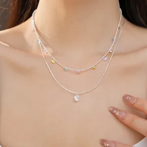 Elegante collana d'argento a due strati con ciondoli in zircone colorati e pendente