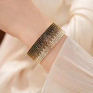 Primo piano di un bracciale elastico multistrato con strass sfumati sul polso di una donna