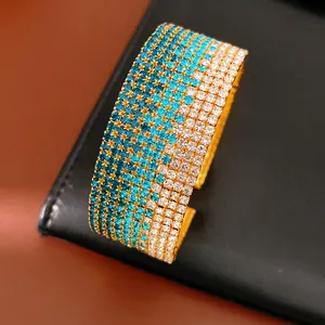 Dettaglio macro del bracciale a polsino multistrato con strass sfumati blu e bianchi