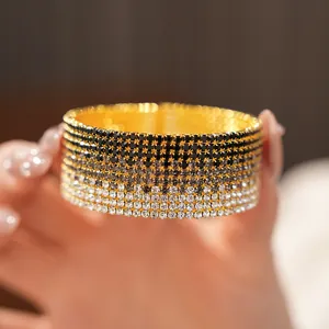 Dettaglio di un bracciale rigido elastico multistrato di lusso con strass sfumati