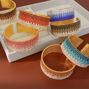 Collezione di bracciali rigidi aperti multistrato con strass sfumati in un vassoio