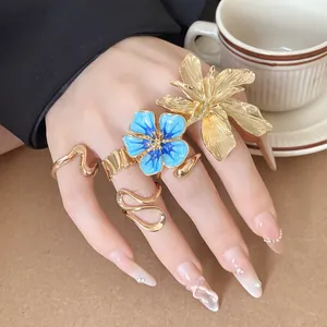 Dettaglio di lusso di anelli aperti a fiore in smalto blu 3D e onde dorate da donna