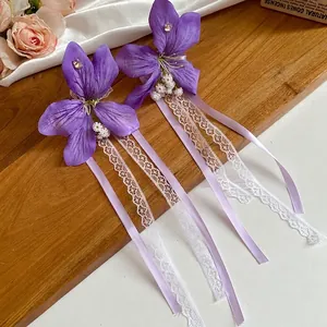 Élégantes pinces à cheveux fleur en tissu violet avec longs rubans en dentelle et strass