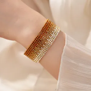 Vista dettagliata di un bracciale multistrato con strass sfumati nei toni dell'ambra