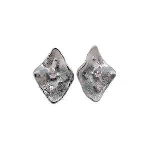 Eleganti orecchini a lobo a rombo stropicciato argento con pietre di zircone scintillanti