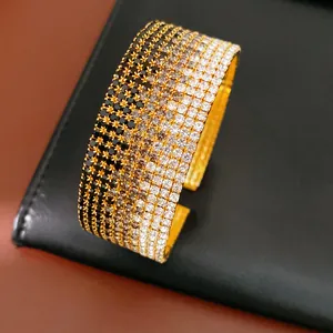 Primo piano di un bracciale rigido multistrato con cristalli sfumati e finitura dorata