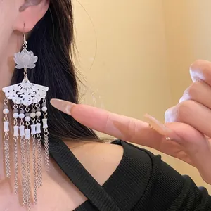 Elegante Harz-Blumenfächer-Ohrringe im chinesischen Stil mit langen Silberquasten