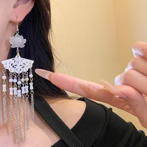 Detailansicht der fächerförmigen Quastenohrringe im Neo-Chinesischen Stil mit Harzblumen