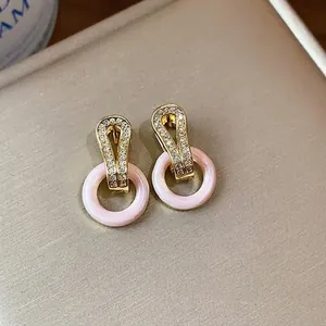 Elegante 14k vergoldete Zirkonia-Ohrringe mit stilvollem rosa Emaille-Ring-Detail
