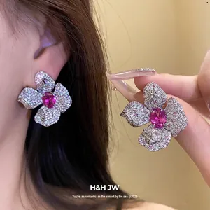 Exquisite Blumen-Ohrstecker mit rosa Zirkonia-Zentrum und Silbersteckerrücken