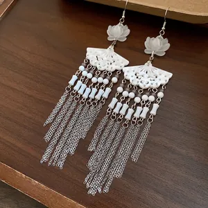 Elegante Fächer-Ohrringe im chinesischen Stil mit weißen Lotusblumen aus Harz-Details.