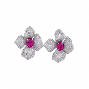 Funkelnde Silber-Ohrstecker in Blumenform mit Zirkonia und rosa Mittelstein