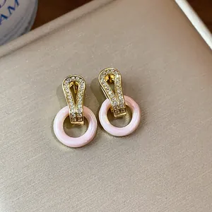 Elegante 14k vergoldete Ohrringe mit rosa Ringen und Zirkonia-Steinen in der Nahaufnahme