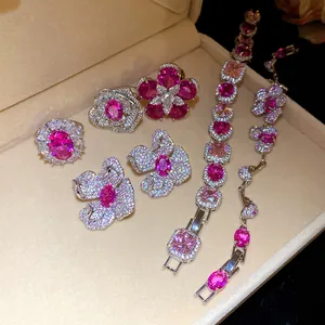 Detailansicht eines luxuriösen Blumen-Schmucksets mit rosa Zirkonia in einer Box