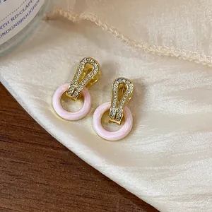 Elegante vergoldete Zirkonia-Ohrringe mit rosa Emaille-Ringen in der Detailansicht