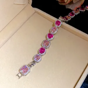 Nahaufnahme eines eleganten Armbands mit rosa Kristallen in einer Schmuckschatulle