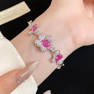 Detailansicht eines Armbands mit rosa Zirkonia-Blumen und funkelnden Steinen