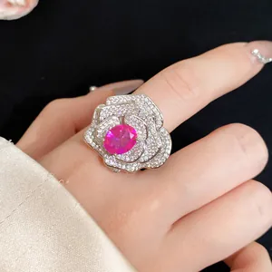 Detailansicht eines eleganten Rosenrings mit rosa Edelstein und Zirkonia-Verzierung