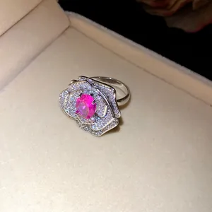 Detailaufnahme eines eleganten silbernen Rosenrings mit pinkem Edelstein und CZ