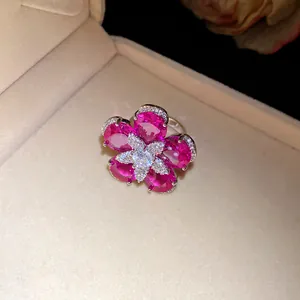 Makroaufnahme eines leuchtend rosa Zirkonia-Blumenrings in einer beigen Schmuckschatulle