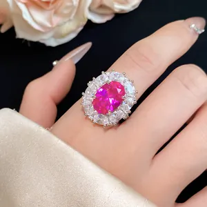 Makroansicht eines luxuriösen rosa Zirkon-Cocktailrings mit funkelndem doppeltem CZ-Halo