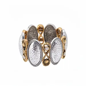 Bracciale vintage bicolore in metallo pesante con texture martellata e strass