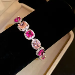 Detailansicht eines luxuriösen silberfarbenen Armbands mit rosa und fuchsia Edelsteinen