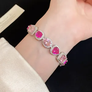 Elegantes silberfarbenes Armband mit herzförmigen rosa Zirkonia-Steinen am Handgelenk