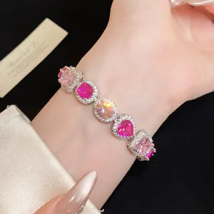 Elegantes silbernes Armband mit rosa herzförmigen und quadratischen Zirkoniasteinen