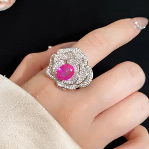 Detailansicht eines eleganten silbernen Rosenrings mit einem leuchtend rosa Edelstein