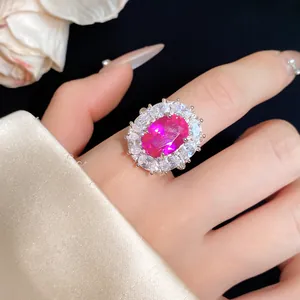 Luxuriöser Silberring mit einem großen ovalen rosa Zirkonia und klaren Kristallen