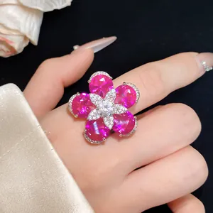 Nahaufnahme eines eleganten Blumenrings mit fuchsiafarbenen Blättern und Zirkonstein