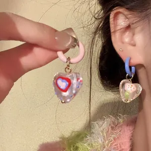 Boucles d'oreilles pendantes cœur rétro avec motifs en émail coloré et créoles pastel