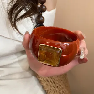 Primo piano di un elegante bracciale rigido in acrilico marmorizzato retrò con ambra