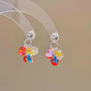 Primer plano de los pendientes de estilo dopamina con borlas de cuentas de colores vivos