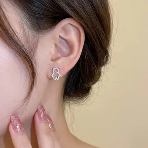 Orecchini a perno a forma di orso con zirconi scintillanti e design minimalista.