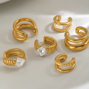 Dettaglio di vari ear cuff vintage francesi placcati oro 18 carati in acciaio