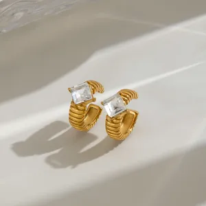 Dettaglio degli orecchini a clip vintage in acciaio dorato 18K con pietra quadrata