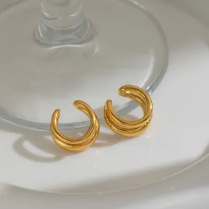 Dettaglio di eleganti clip per orecchi vintage francesi a doppio anello placcati in oro