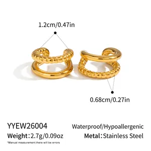 Vista dettagliata di ear cuff in acciaio inossidabile placcato oro 18K con misure.